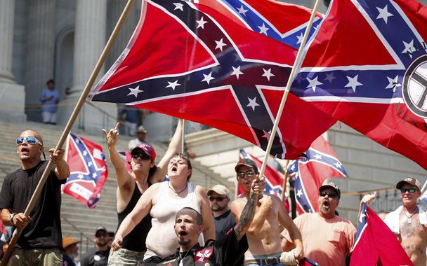 Supremacistas brancos em ação, exemplo de racismo e violação dos direitos humanos nos EUA