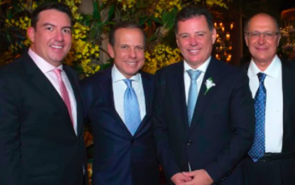O presidente da Assembleia Legislativa, deputado José Vitti (PSDB), vai homenagear o governador de São Paulo, Geraldo Alckmin, e o prefeito de São Paulo, João Doria Júnior, com título de cidadania de Goiás; Vitti justifica que concessão de título de cidadania goiana aos políticos paulistas, ambos tucanos, é justa em razão do trabalho político e dos laços de amizade que os vinculam ao Estado de Goiás