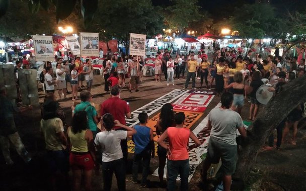 Manifestantes foram às ruas de Palmas pedir a saída de Michel Temer e a convocação de eleição direta; saindo do estacionamento da Praça dos Girassóis, um trio elétrico com cerca de cinco carros marchou rumo ao Espaço Cultural; as principais palavras de ordem eram "Fora Temer" e "Diretas Já"; as manifestações aconteceram em pelo menos 19 estados brasileiros mais o Distrito Federal; sem apoio popular e lutando para manter a base coesa, Temer se vê cada vez mais isolado; peemedebista já foi acusado pela PGR de ter cometido os crimes de organização criminosa, corrupção passiva e tentativa de obstrução à Justiça