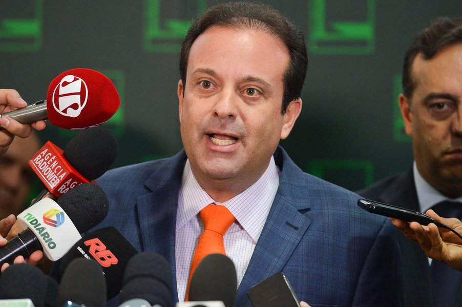 Líder do governo Temer na Câmara, o deputado federal André Moura (PSC-SE) foi condenado pela quinta vez por improbidade administrativa; caso está relacionado ao escândalo ocorrido na Prefeitura de Pirambu, em 2007, em que recursos públicos foram usados para compras mensais em supermercados e ‘mercadinhos’ da cidade; pena também prevê devolução de dinheiro aos cofres públicos e multa
 