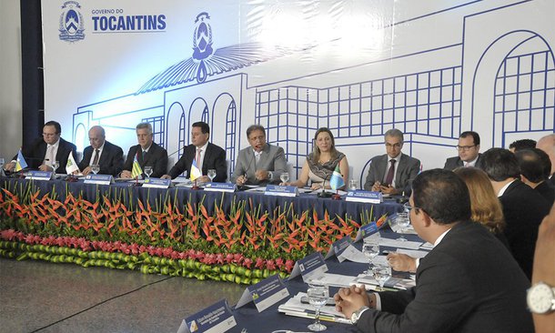O governador do Tocantins, Marcelo Miranda, e os demais governadores dos estados membros do Consórcio Brasil Central (CBC) reúnem-se nesta sexta-feira (7) em Cuiabá (MT), na 2ª Reunião do Fórum de Governadores do Brasil Central de 2017 para discutirem temas de interesse comum dos estados; este é o 14º encontro de governadores do Brasil Central