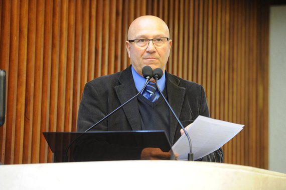 O líder do governo na Assembleia Legislativa do Paraná, deputado Luiz Claudio Romanelli, contestou a informação de que Osmar Dias, ainda no PDT, teria sido vetado pela direção nacional do PSB; de acordo com Romanelli, essa decisão não precisa ser tomada agora. "Osmar tem até março para decidir pelo PSB", disse o líder
 