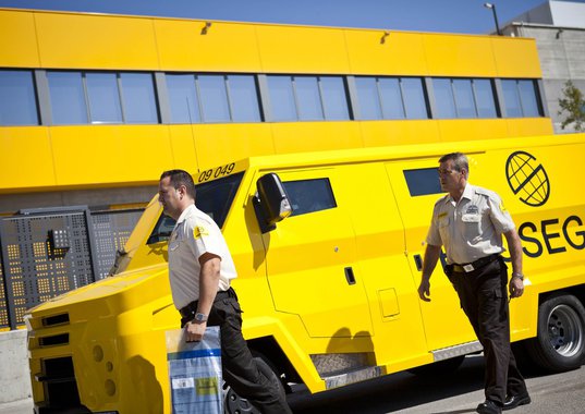 As autoridades paraguaias entregaram nesta sexta-feira (11) às autoridades policiais do Brasil seis bandidos brasileiros vinculadas ao Primeiro Comando da Capital (PCC) e ao assalto à empresa Prosegur, no Paraguai; No assalto, em abril de 2017, foram roubados quase US$ 12 milhões