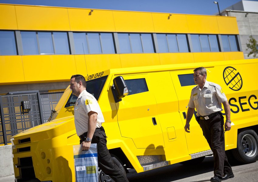 As autoridades paraguaias entregaram nesta sexta-feira (11) às autoridades policiais do Brasil seis bandidos brasileiros vinculadas ao Primeiro Comando da Capital (PCC) e ao assalto à empresa Prosegur, no Paraguai; No assalto, em abril de 2017, foram roubados quase US$ 12 milhões