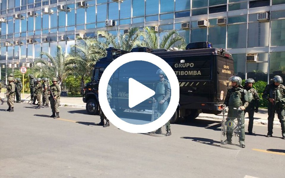 Ministério do Trabalho precisou ser evacuado às pressas nesta quinta-feira (25), após uma suspeita de bomba no nono andar do edifício; agentes da Polícia Federal e do esquadrão antibombas foram enviados ao local; após uma varredura, autoridades descartaram a existência do artefato