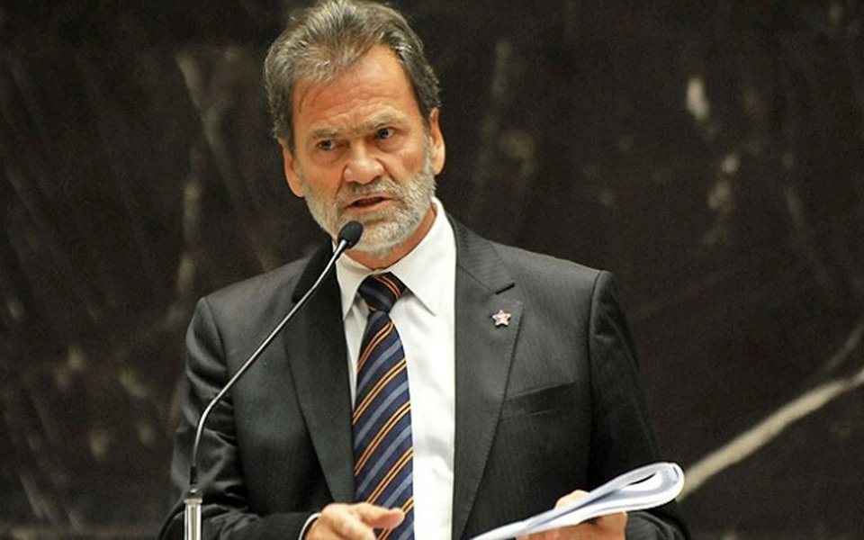 O governo de Minas Gerais aguarda liberação legal para enviar um projeto de reajuste de 7,64% a trabalhadores da educação; de acordo com o deputado Durval Ângelo (PT), Advocacia Geral do Estado barrou o aumento por conta da Lei de Responsabilidade Fiscal; o deputado reforçou que o governo cumprirá a promessa de pagar o piso, mas não pode ultrapassar o limite legal para gasto com a folha
 