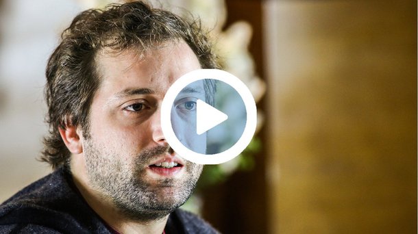 "Vamos todo mundo neste domingo pedir eleições diretas a partir de 11h na Praia de Copacabana. Vamos encher aquilo lá, vai ser lindo, vai ter até show do Caetano", anunciou o humorista e escritor em vídeo; "Se a gente empurrar o Temer cai", completa ele; assista