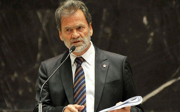 O governo de Minas Gerais aguarda liberação legal para enviar um projeto de reajuste de 7,64% a trabalhadores da educação; de acordo com o deputado Durval Ângelo (PT), Advocacia Geral do Estado barrou o aumento por conta da Lei de Responsabilidade Fiscal; o deputado reforçou que o governo cumprirá a promessa de pagar o piso, mas não pode ultrapassar o limite legal para gasto com a folha
 