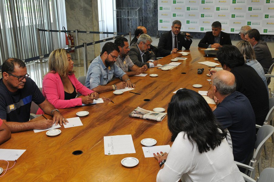 Após reunião em acordo com o GDF (foto), professores da rede pública de ensino do Distrito Federal decidiram continuar a paralisação; a categoria não aceitou a proposta apresentada pelo governo de pagamento de até R$ 100 milhões, de acordo com a disponibilidade dos caixas do governo