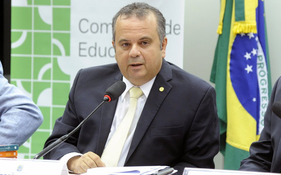 “Nossas chances de reverter o quadro são praticamente nulas. Se aprovado como quer o relator, e a correlação de forças aponta nessa direção, o sindicalismo será esvaziado, perdendo o poder de negociação e pressão acumulado durante décadas”, observa Marcos Verlaine, analista político do Diap (Departamento Intersindical de Assessoria Parlamentar), ao comentar o relatório do deputado Rogério Marinho (PSDB-RN)