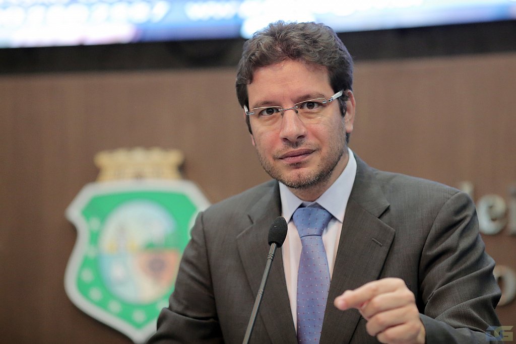 O deputado estadual Renato Roseno (Psol) fez duras críticas ao anúncio do governo Temer sobre o plano de privatizações. “Seremos um País que não tem autonomia nem mesmo para imprimir a própria moeda. Isso é absurdo. É triste. Não se entrega setores estratégicos da economia nacional para corporações”, disse. Roseno aproveitou ainda para convocar as classes trabalhadoras a se unir contra essas decisões. “Não podemos esperar nenhuma coisa boa desse Governo e, por isso, devemos nos manifestar contra essas medidas anti-povo que pretendem liquidar o Brasil”