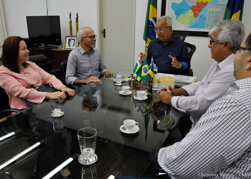 O prefeito Edvaldo Nogueira se reuniu com o governador Jackson Barreto e os secretários de Saúde Almeida Lima (do Estado) e Waneska Barboza (do município); “Discutimos com o governador e os secretários como estreitar as parcerias na Saúde. Os desafios são muito grandes, sobretudo diante do caos que encontramos em Aracaju, mas é igualmente grande o esforço da nossa gestão em melhorar sensivelmente a Saúde. Como Aracaju é reguladora do sistema, a parceria com o governo garantirá o equilíbrio do nosso trabalho”, explicou Edvaldo