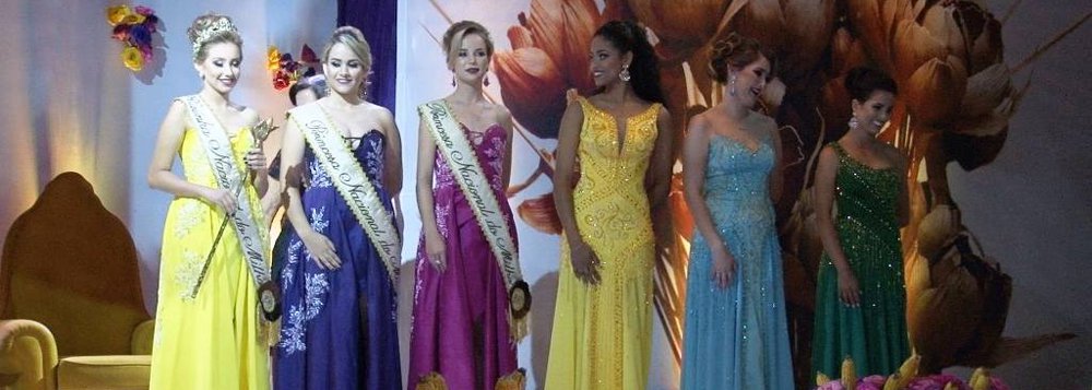 Uma das finalistas do concurso de beleza Rainha e Princesas do Milho, da Festa Nacional do Milho 2017, em Patos de Minas, no Alto Paranaíba (MG), justificou sua derrota dizendo que que os jurados só teriam escolhido Iara Santos, 20, por ela ser negra; o resultado do concurso foi divulgado no dia 24 deste mês; Maria Angélica Gonçalves Faria, que ficou revoltada, e Ludmila de Almeida Rodrigues, ambas com 22 anos, foram nomeadas as Princesas do Milho