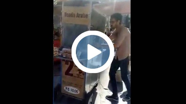 Refugiado sírio é vítima de xenofobia em Copacabana; Mohamed Ali, de 33 anos, que vende esfirras e outros quitutes árabes, e foi agredido verbalmente por um homem por causa do ponto de venda: "saia do meu país!", gritava o homem com pedaços de pau na mão