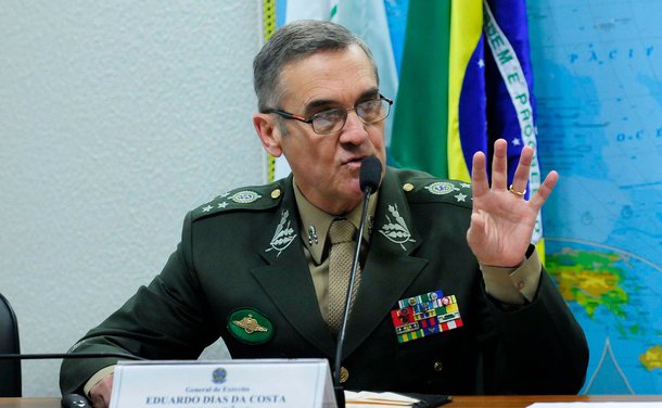 O comandante do Exército, general Eduardo Dias da Costa Villas Bôas, diz que o Brasil vive uma "aguda crise moral" por causa dos "incontáveis escândalos de corrupção"; "A aguda crise moral expressa em incontáveis escândalos de corrupção nos compromete o futuro. A ineficiência nos retarda o crescimento. A ausência de um mínimo de disciplina social, indispensável à convivência civilizada, e uma irresponsável aversão ao exercício da autoridade oferecem campo fértil ao comportamento transgressor e à intolerância desagregadora", disse o comandante na cerimônia de entrega da Ordem do Mérito Militar, em Brasília