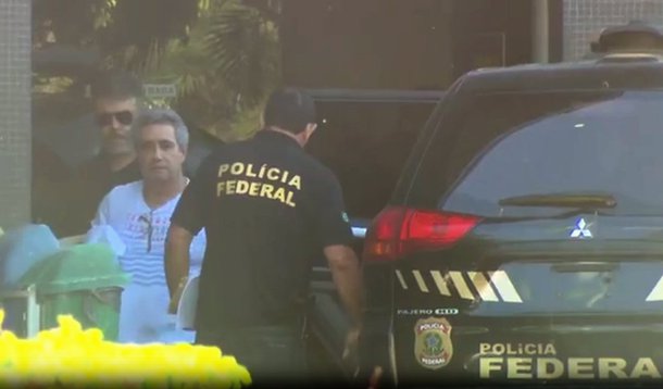 O executivo Ricardo Saud, do grupo J&amp;F, foi transferido na tarde desta sexta-feira (15) da carceragem da Superintendência da Polícia Federal para o complexo penitenciário da Papuda, em Brasília; preso no fim de semana passado por suspeita de ter omitido informações no acordo de delação firmado com a Procuradoria-Geral da República, Saud teve a prisão temporária convertida em preventiva; o advogado de Saud, Antônio Carlos de Almeida Castro disse que a transferência para a Papuda gera preocupação na defesa porque um dos delatados, também detido, teria jurado Saud de morte