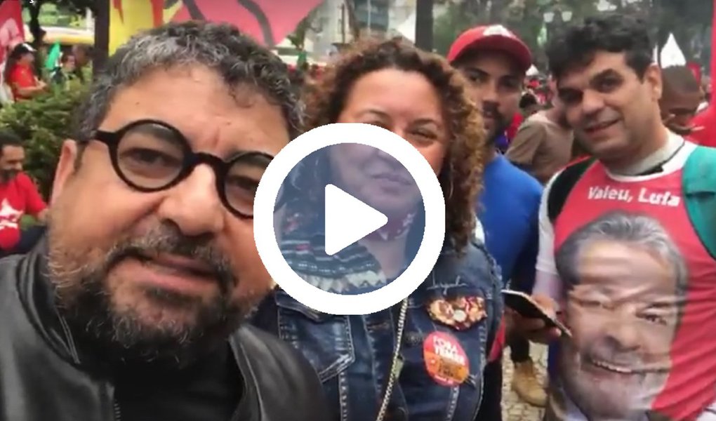 Presidente do PT do Rio de Janeiro e ex-prefeito de Maricá, Washington Quaquá, estrá em Curitiba nesta quarta-feira, 10, junto com milhares de pessoas de todo o País, para acompanhar o depoimento do ex-presidente Lula ao juiz Sérgio Moro; em vídeo divulgado nas redes sociais, Washington elogiou a mobilização em torno do ex-presidente; "A gente aqui na resistência mostrando que o Brasil é Lula. O Brasil não vai ser governado por meia dúzia de coxinhas, de juiz da burguesia que não gosta de pobre, que não gosta de povo", afirmou; assista acima 