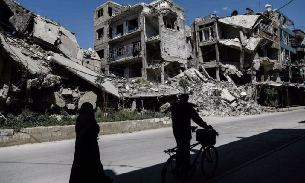 A coalizão internacional liderada pelos EUA realiza ataques aéreos na região de Raqqa para apoiar o avanço das unidades curdo-árabes das Forças Democráticas da Síria contra o grupo Daesh; de acordo com a France Press, no entanto, o número de mortos já aumentou para 15, sendo quatro crianças; dezessete pessoas estavam feridas