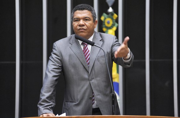 O deputado baiano Valmir Assunção (PT) criticou a "falta de informação e vergonha que Michel Temer passou" por não ser recebido no aeroporto da Rússia pelo presidente Vladimir Putin; Valmir também disse que a gafe da assessoria "demonstra total falta de informação"; em sua agenda oficial, Temer publicou que visitaria a 'República Socialista Federativa Soviética da Rússia', nome que deixou de existir em 1991; "Temer deveria evitar essas viagens. Cada vez que viaja ele desmoraliza e fragiliza as relações diplomáticas do país. Já não basta as denúncias de corrupção no Palácio", diz Valmir