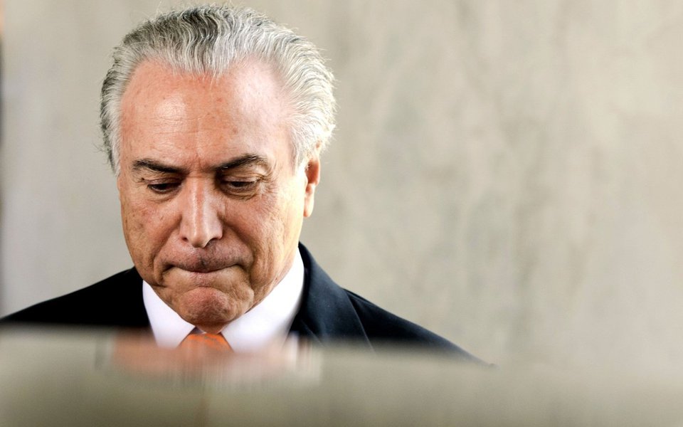 "Temer está parecendo aquele peixe que se debate desesperadamente depois de cair na rede, mas sabe que a luta será inglória", compara o colunista Alex Solnik; jornalista lembra que Michel Temer foi rejeitado por seus próprios ministros e até pelo Exército ao chamar as Forças Armadas para garantir "a lei e a ordem" no Distrito Federal após manifestação contra as reformas e constata: "Tal como ocorreu com Collor depois da entrevista-bomba de seu irmão, em 1992, ele respira por aparelhos depois das revelações de Joesley Batista – mas até as enfermeiras estão loucas para desligá-los. Está cumprindo o papel do ator que a plateia não para de vaiar e ele insiste em ficar em cena. Até que as vaias aumentam e se transformam em tomates que explodem na sua cara"