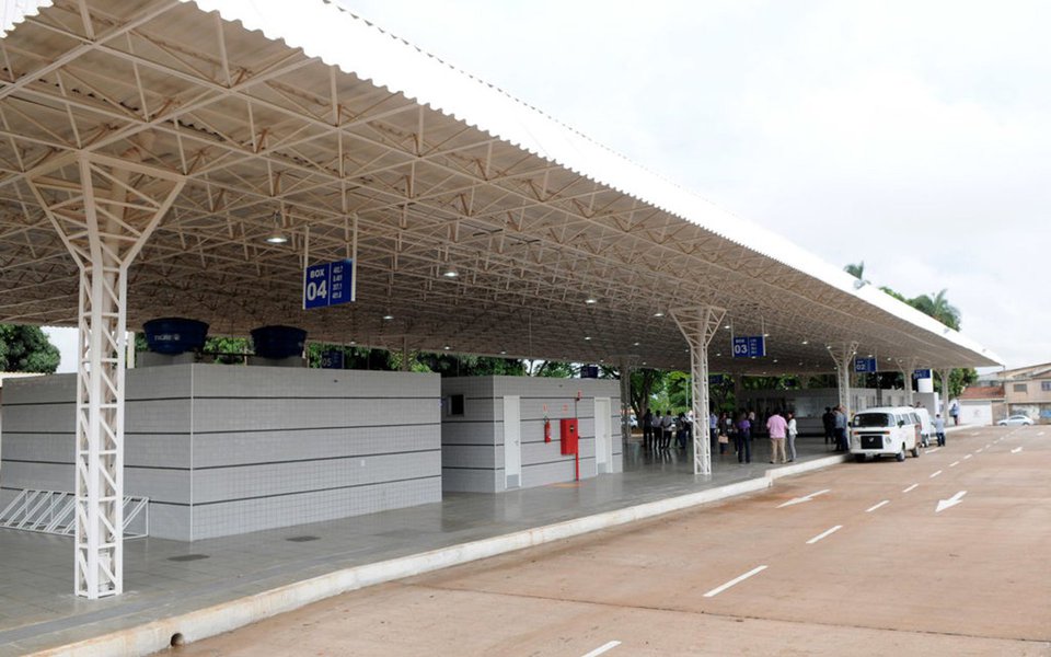 As classes patronal e trabalhadora do transporte público tiveram uma reunião, no TRT-10, solucionar as reivindicações salariais dos trabalhadores da categoria, mas não houve consenso; a desembargadora Maria Regina Machado Guimarães deu um prazo de 48 horas para o Sindicato dos Rodoviários apresentar a defesa dos problemas apontados por cinco empresas; “Prepararemos a categoria para greve, mas ainda não sabemos quando será. A população será informada para poder se programar”, afirmou João Jesus de Oliveira, vice-presidente do Sindicato dos Rodoviários