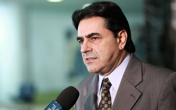 Depois de comandar o governo mineiro por praticamente 12 anos, tucanos informaram que o PSDB, presidido em Minas pelo deputado federal Domingos Sávio, pode abrir mão de ter candidatura própria ao executivo para apoiar um nome de algum partido aliado; a possibilidade é viável em consequência do desgaste da legenda tucana por causa dos escândalos de corrupção envolvendo membros da legenda e a falta de uma liderança capaz de unir vários partidos
