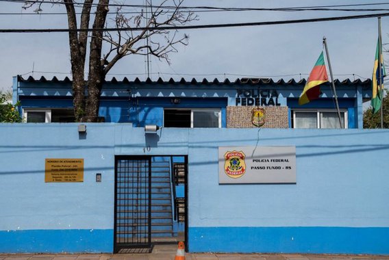 A megaoperação da Polícia Federal e da Brigada Militar, realizada no final de novembro do ano passado, para prender indígenas kaingang acusados de participar de esquemas de extorsão em Sananduva – a 367 km de Porto Alegre – ganhou mais um capítulo; a PF de Passo Fundo intimou para depoimento cinco dos dez ativistas de direitos humanos investigados por denunciação caluniosa e reportar falso crime, depois de terem pedido investigação da conduta das forças policiais durante a operação que deslocou 150 homens