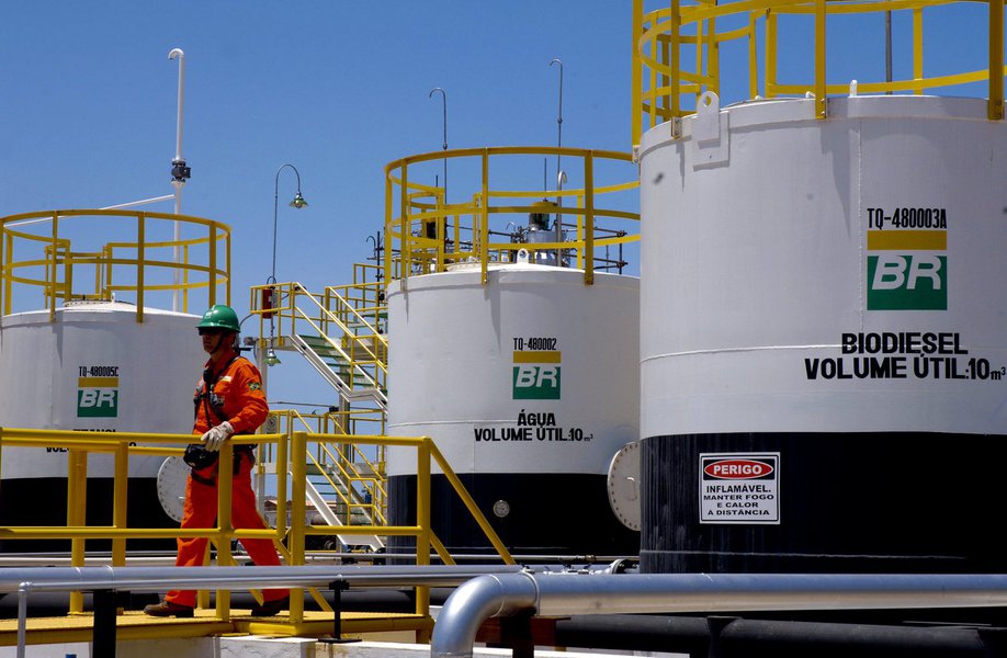 "No Brasil de hoje vemos as autoridades interventoras do governo federal, da Petrobras e seus porta vozes da grande mídia repetirem mentiras sobre a Petrobras. Mas elas não se sustentam e o tempo revela que são falsas", escrevem o economista aposentado da Petrobras Cláudio Oliveira e o presidente da Associação dos Engenheiros da Petrobrás (AEPET) Felipe Coutinho, em artigo em que anunciam "revelar o mito sobre a 'quebra da Petrobras'"