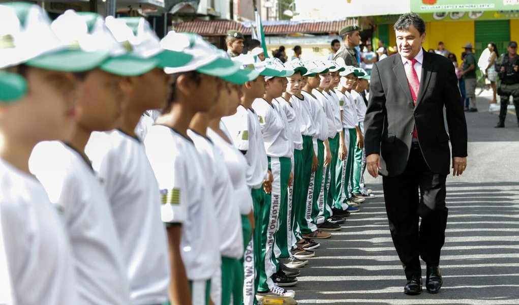Abrindo oficialmente a programação no Dia do Piauí nesta quinta-feira (19), o governador Wellington Dias participou, em Parnaíba, de Desfile Cívico-Militar e do Hasteamento das Bandeiras; centenas de parnaibanos participaram das solenidades que ocorreram na Praça da Graca, no Centro; "Em Parnaíba, aqui na Praça da Graça, estar aqui onde tudo aconteceu nesse ambiente da região histórica da cidade é muito emocionante", disse o governador