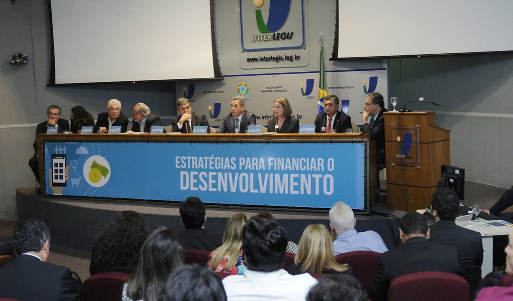 Com a participação de entidades do setor bancário e da sociedade civil, deputados e senadores de diversos partidos lançaram nesta terça-feira (13), em Brasília, a Frente Parlamentar Mista em Defesa dos Bancos Públicos; mobilização tem o objetivo de evidenciar e combater o desmonte das instituições financeiras públicas promovido pelo governo de Michel Temer e destacar sua importância para a soberania nacional e o desenvolvimento econômico e social do país; "A verdade é que não há saída para a crise econômica sem investimento público ", afirmou o senador Roberto Requião (PMDB-PR) durante o lançamento da frente