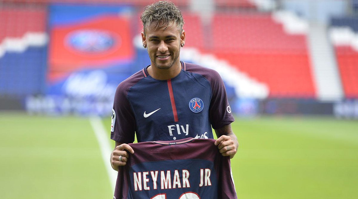 "Um rei em Paris"; assim o principal jornal esportivo francês, "L'Équipe", abre o seu especial de 18 páginas sobre a chegada do jogador brasileiro a Paris; multidão que o esperava em frente ao Parque dos Príncipes, onde ele foi apresentado nesta sexta-feira (4), e a fila para comprar a camisa com o nome do craque não deixam dúvidas; mas muitos parisienses não veem com bons olhos o alto valor investido, mais de 200 milhões de euros, para contar com o atacante brasileiro