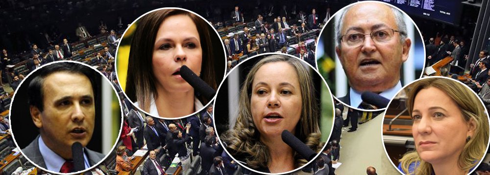 
Deputados Carlos Henrique Gaguim (PTN), Josi Nunes (PMDB), Dulce Miranda (PMDB), Lázaro Botelho (PP) e Professora Dorinha Seabra Rezende (DEM) votaram pelo arquivamento da denúncia contra Michel Temer, o mais impopular desde a redemocratização; segundo pesquisa CUT/Vox Populi, 93% dos brasileiros querem que ele seja investigado
