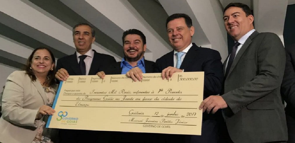 Em mais um dia de liberação de recursos do programa Goiás na Frente, o governador Marconi Perillo assinou autorizações para repasses da primeira parcela do convênio com mais 15 prefeituras, com depósito automático dos recursos nas contas dos municípios de Jataí, Aloândia, Guarani de Goiás, Jesúpolis, Jussara, Maurilândia, Bom Jesus de Goiás, Cachoeira Alta, Morro Agudo, Paraúna, Porteirão, São João D’Aliança, Turvelândia, Uruaçu e Vianópolis, que estiveram representados pelos seus prefeitos, em solenidade nesta segunda-feira, no auditório Mauro Borges do Palácio Pedro Ludovico