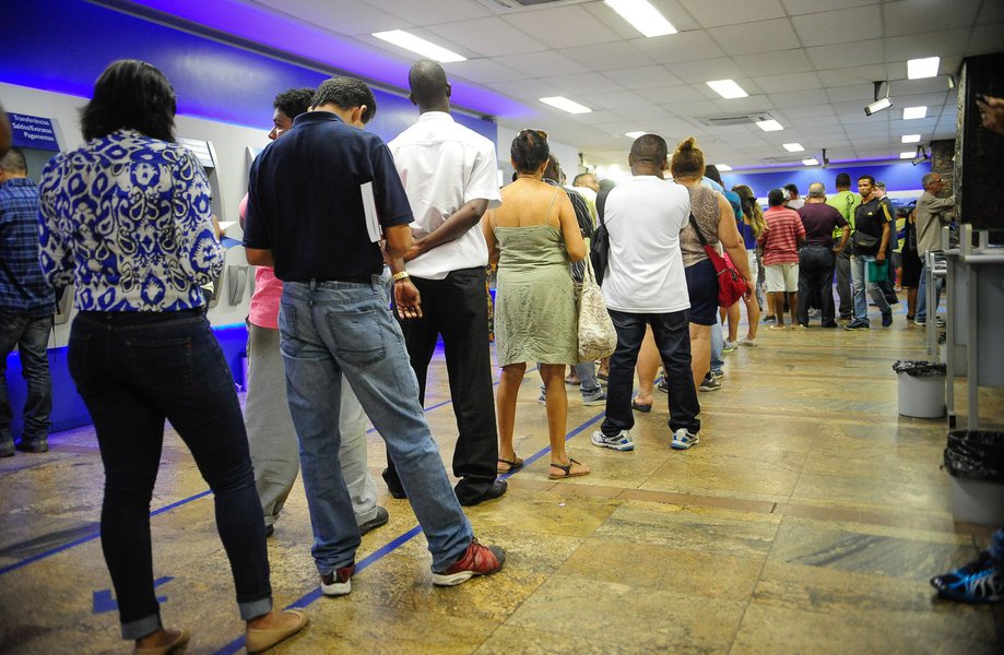 A Caixa Econômica Federal vai antecipar o calendário de pagamento das contas inativas do FGTS para quem faz aniversário em dezembro; previsto inicialmente para começar no dia 14 de julho, a Caixa informou nesta segunda-feira que os pagamentos da última fase terão início no próximo sábado (8); mais de 2,5 milhões de brasileiros têm direito ao saque a partir do mês de julho; o valor total disponível para saque neste mês ultrapassa R$ 3,5 bilhões e equivale a aproximadamente 8% do total de recursos disponíveis no programa