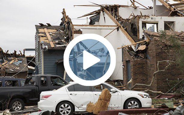 A parte oriental do estado norte-americano do Texas foi atingida por três tornados, em resultado morreram cinco pessoas, mais de 50 ficaram feridas; pelo menos 52 pessoas foram hospitalizadas neste domingo, uma delas em estado crítico; os tornados causaram muitos danos em edifícios e infraestruturas em várias cidades no Texas oriental, destruindo várias casas; a catástrofe natural ocorreu no Texas depois das inundações causadas pelas chuvas fortes nos estados do Oklahoma e Missouri, onde foi anunciado o estado de emergência