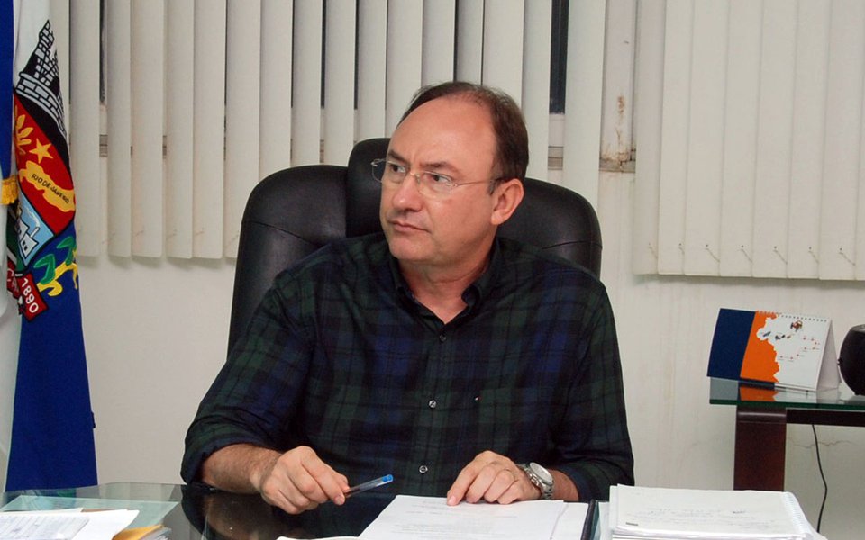 
O ex-prefeito de São Gonçalo Neilton Mulim é suspeito de cometer irregularidades na contratação da empresa de iluminação pública, através da facilitação da licitação para fins políticos; de acordo com as investigações do MP-RJ, o acordo foi fechado com a empresa Compillar Entretenimento Prestadora de Serviços Eireli por R$ 15,5 milhões e renovado por duas vezes; o governo aumentou o custo da Prefeitura em mais de 200% e foi "completamente desperdiçado, pois a empresa não executou o projeto básico contratado"
