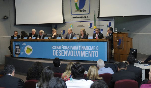 Com a participação de entidades do setor bancário e da sociedade civil, deputados e senadores de diversos partidos lançaram nesta terça-feira (13), em Brasília, a Frente Parlamentar Mista em Defesa dos Bancos Públicos; mobilização tem o objetivo de evidenciar e combater o desmonte das instituições financeiras públicas promovido pelo governo de Michel Temer e destacar sua importância para a soberania nacional e o desenvolvimento econômico e social do país; "A verdade é que não há saída para a crise econômica sem investimento público ", afirmou o senador Roberto Requião (PMDB-PR) durante o lançamento da frente