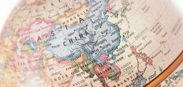 Marco Polo, mercador e explorador Veneziano, já no século XIII alertava aos ocidentais: a Ásia é o centro do mundo! Oitocentos anos depois, essa máxima nunca foi tão verdadeira; lar de três quintos da humanidade e das economias mais dinâmicas do planeta, o continente asiático tem no superlativo sua régua: não há região no globo que a rivalize em recursos de toda a ordem — humanos, financeiros e tecnológicos