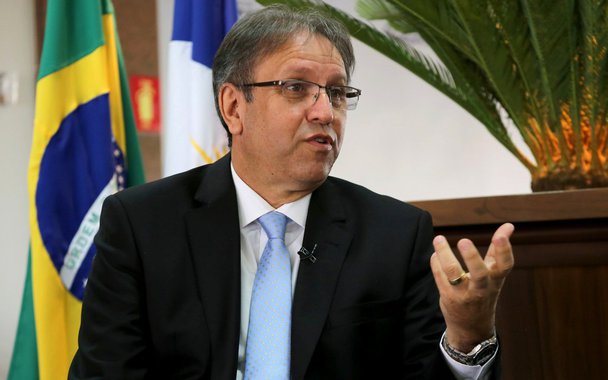 Governador Marcelo Miranda (PMDB) é um dos alvos da 5ª fase da operação Ápia, da Polícia Federal, deflagrada nesta sexta-feira, 18, para investigar desvio de dinheiro em obras públicas; Miranda foi intimado e deve ser ouvido nesta manhã por um ministro do Superior Tribunal de Justiça (STJ); além do governador, outro alvo da operação é o chefe do Ministério Público do Estado, o procurador-geral de Justiça Clenan Renaut de Melo Pereira; policiais federais foram à casa do procurador, onde cumprem mandado de busca e apreensão