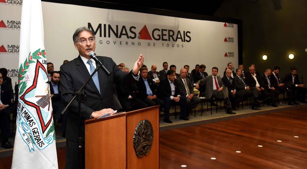 O governador de Minas, Fernando Pimentel, entregou, no Auditório JK, Cidade Administrativa, em Belo Horizonte, 239 veículos para a área da saúde no estado; deste total, são 25 ambulâncias e 214 veículos para transporte de pacientes e serviços gerais; foram beneficiados 179 municípios de 13 territórios de desenvolvimento do estado, além de cinco entidades; o investimento para a aquisição dos 214 veículos para atenção básica chegou a R$ 13,7 milhões