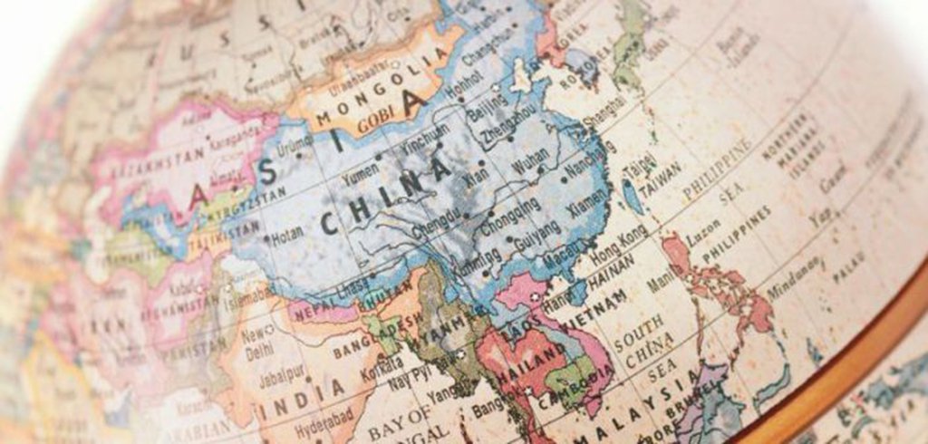 Marco Polo, mercador e explorador Veneziano, já no século XIII alertava aos ocidentais: a Ásia é o centro do mundo! Oitocentos anos depois, essa máxima nunca foi tão verdadeira; lar de três quintos da humanidade e das economias mais dinâmicas do planeta, o continente asiático tem no superlativo sua régua: não há região no globo que a rivalize em recursos de toda a ordem — humanos, financeiros e tecnológicos
