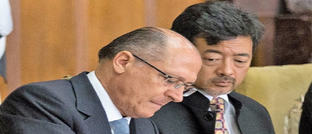O Sindicato dos Agentes Fiscais de Renda do Estado de São Paulo (Sinafresp) entrou com uma ação na Justiça contra o secretário da Fazenda do governo de Geraldo Alckmin (PSDB), Hélcio Tokeshi; de acordo com a entidade, o titular da pasta autorizou o funcionário comissionado Rodrigo Gouvêa a trabalhar na função de chefe de gabinete da secretaria extraoficialmente, o que é ilegal, configurando improbidade administrativa