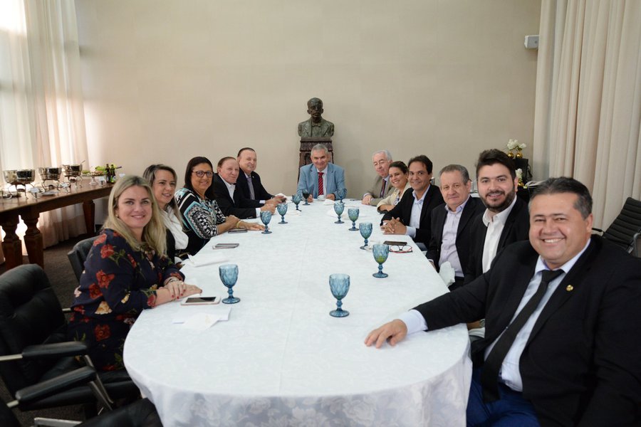 O presidente da Assembleia Legislativa da Bahia (ALBA), deputado Ângelo Coronel, diz que o governador Rui Costa "tem um coração bom" e vai atender aos pedidos da bancada do PSD para melhorar as ações nos municípios sob comando da legenda no estado; "Quem não quer um PSD tão grande no coração, que inclusive cabe no coração do peito do governador Rui Costa?", brincou Coronel em reunião reuniu na tarde desta quarta-feira com os parlamentares do PSD na Assembleia