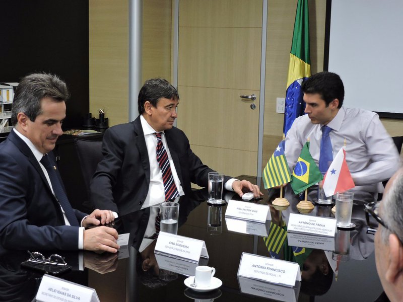 O governador Wellington Dias esteve, em Brasília (DF), em audiência com o  ministro da Integração Nacional, Helder Barbalho; foram tratadas respostas à crise de abastecimento d’água, principalmente nas regiões entre as divisas dos estados do Piauí com Ceará, Pernambuco e Bahia, que correspondem a 62 municípios; “Na audiência, conseguimos o compromisso do ministro Helder de, já na próxima semana, ajudar o Piauí na liberação de R$ 11 milhões”, informou Wellington