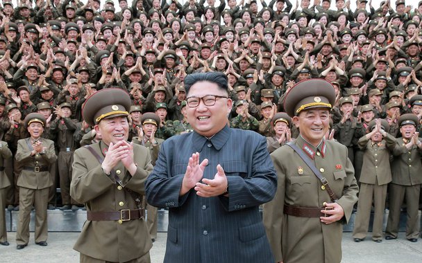 Cerca de 4.7 milhões de estudantes e trabalhadores da Coreia do Norte se ofereceram como voluntários para se alistar no exército desde que o líder do país, Kim Jong-un, ameaçou com represálias os EUA na semana passada; nos últimos seis dias, milhões de jovens, incluindo 1,22 milhão de mulheres voluntárias, decidiram se alistar no exército para proteger seu país da ameaça norte-american; situação na península da Coreia se agravou devido aos recentes lançamentos de mísseis de Pyongyang e testes nucleares, todos conduzidos em discordância com resoluções da ONU