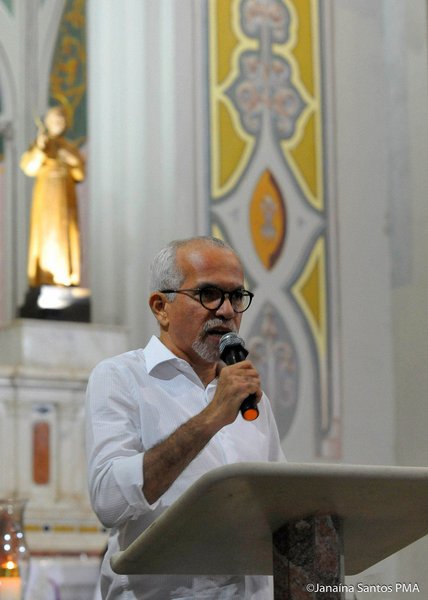 A Celebração da Esperança. Foi este o título escolhido para a Missa de 7° Dia de Maria de Lourdes Santana Nogueira, que ocorreu na Catedral Metropolitana de Aracaju; Os filhos de Dona Lourdes, o prefeito Edvaldo Nogueira e sua irmã Tereza Nogueira, além dos netos e amigos se reuniram em memória da matriarca da família, que faleceu no último domingo, 1°, aos 90 anos; prefeito falou sobre o que mais admirava em sua genitora: “Minha mãe era um ser especial. Ela era ética, solidária. Foi uma parteira, que fez mais de 4 mil partos em 45 anos de profissão. O sentimento da tristeza vai se transformando numa saudade imensa”