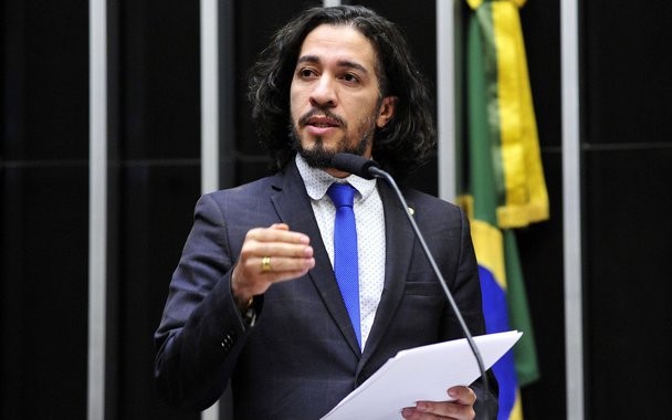 O deputado Jean Wyllys (Psol-RJ) divulgou em sua página no Facebook fotos e informações de dezenas de pessoas que praticam ofensas, calúnias e difamações contra o parlamentar; "Eu cansei. Mesmo. Responder às calúnias e explicar com paciência a verdade já não é suficiente. Eu respondo a uma mentira e eles inventam outra. E, como eles têm dinheiro e podem investir na difamação, é uma luta desigual. Então, como fiz no início de setembro — e aviso aos que espalham calúnias: vou continuar fazendo com frequência! —, além de denunciar à Polícia Federal, hoje vou expor aqui mais nomes e os rostos de difamadores, para que todos saibam quem são. E a minha equipe vai entrar em contato com seus empregadores para informá-los, para que saibam que tipo de gente estão empregando", diz Wyllys 