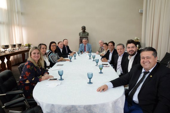 O presidente da Assembleia Legislativa da Bahia (ALBA), deputado Ângelo Coronel, diz que o governador Rui Costa "tem um coração bom" e vai atender aos pedidos da bancada do PSD para melhorar as ações nos municípios sob comando da legenda no estado; "Quem não quer um PSD tão grande no coração, que inclusive cabe no coração do peito do governador Rui Costa?", brincou Coronel em reunião reuniu na tarde desta quarta-feira com os parlamentares do PSD na Assembleia