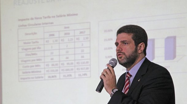 O secretário de Mobilidade do Distrito Federal, Fábio Damasceno, afirmou ser "muito difícil" conceder o aumento acima da inflação, como pedem os rodoviários; a categoria entrou em greve em busca de um reajuste cerca de 10% nos salários e recebeu um aumento de 4% em julho, para cobrir a inflação; "Não acho que é impossível, mas é muito difícil. Temos um problema econômico nacional e isso reflete no custo do sistema", disse o titular da pasta