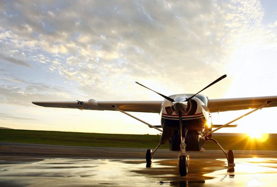 O governo de Minas Gerais, por meio da Codemig e da Secretaria de Transportes e Obras Públicas (Setop), dá início à quarta fase do Voe Minas Gerais, Projeto de Integração Regional – Modal Aéreo; a partir de 7 de agosto, duas novas cidades passam a receber voos para o Aeroporto da Pampulha, em Belo Horizonte: Paracatu e Salinas; o Voe Minas Gerais foi lançado em agosto de 2016, ligando 12 cidades mineiras ao Aeroporto da Pampulha, na capital; os voos são realizados em aeronaves Cessna Grand Caravan 208 B, que transportam até nove passageiros; o valor das passagens varia de R$ 130 a R$ 700, de acordo com a distância percorrida
 